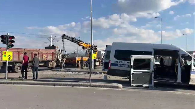Kayseri’de işçi servisi ile kamyon çarpıştı