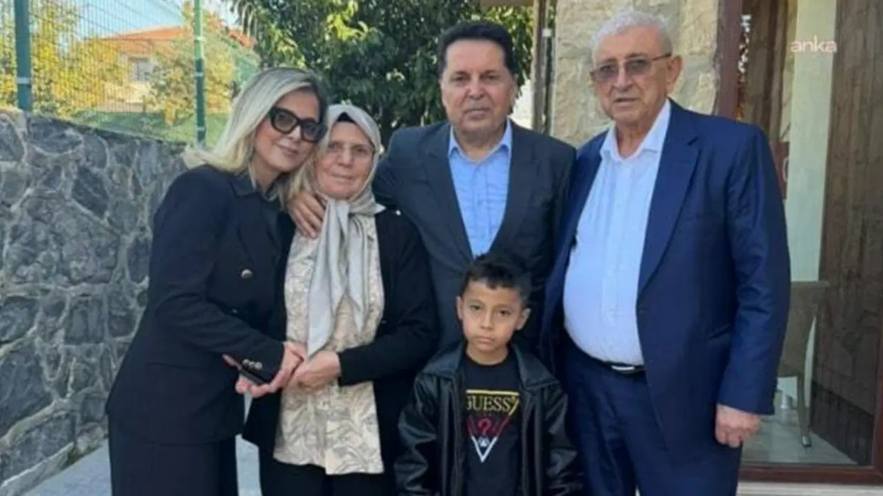 Ahmet Özer'den, Ekrem İmamoğlu'nun anne ve babasına ziyaret: 'Onlara bu yolu birlikte yürüyeceğimizi söyledim'