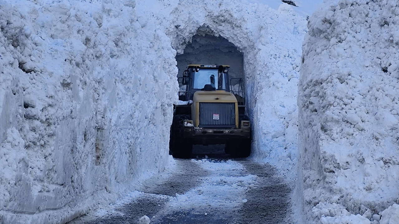 Van’ın Bahçesaray ilçesinde çığ paniği: Köy minibüsü son anda kurtuldu!