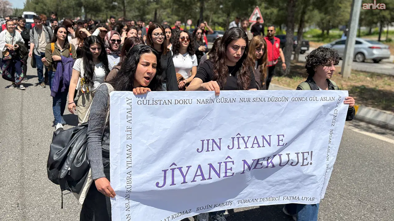 Diyarbakır’da üniversite öğrencileri, kadın cinayetlerine karşı yürüdü: 'Her şüpheli ölüm, her faili meçhul dosya titizlikle araştırılmalı'