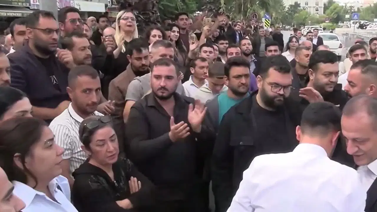 Vahap Seçer’e adliye önünde destek sloganları: 'Mersin burada, başkanının yanında'