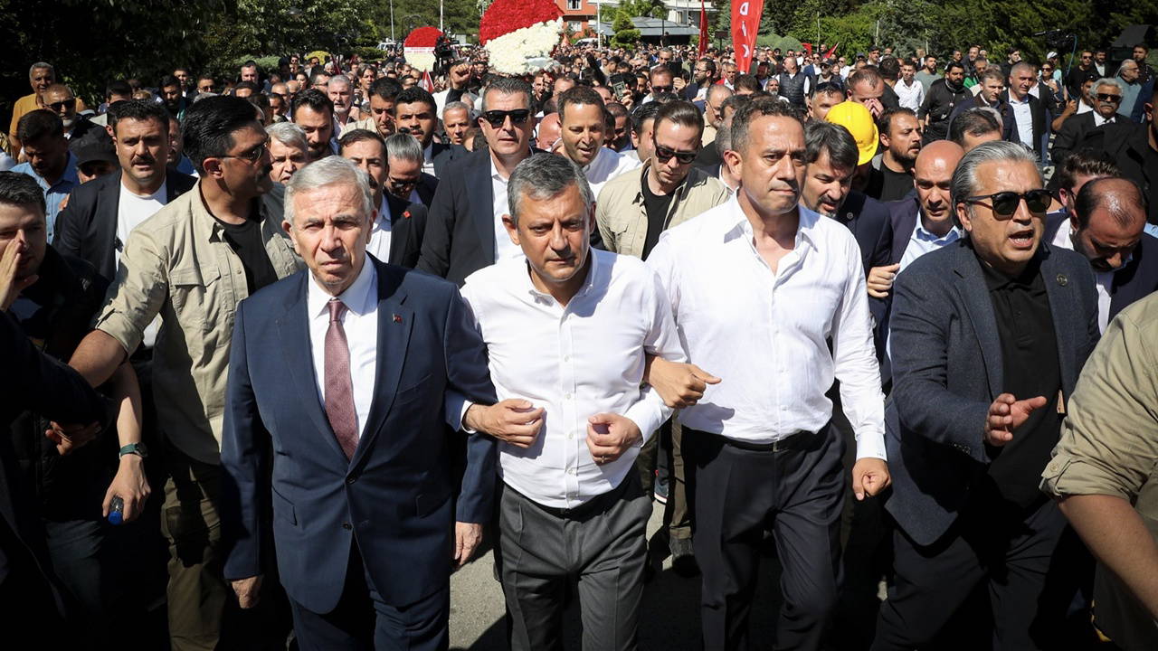CHP’de 'mutlak butlan' sonrası ikiye bölünme: Kılıçdaroğlu Genel Merkezde hesap ve arınma çağrısı, Özgür Özel derhal kurultay istedi