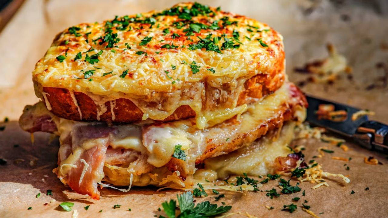 Fransız Mutfağının Kahvaltı Klasiği: Croque Monsieur Tarifi