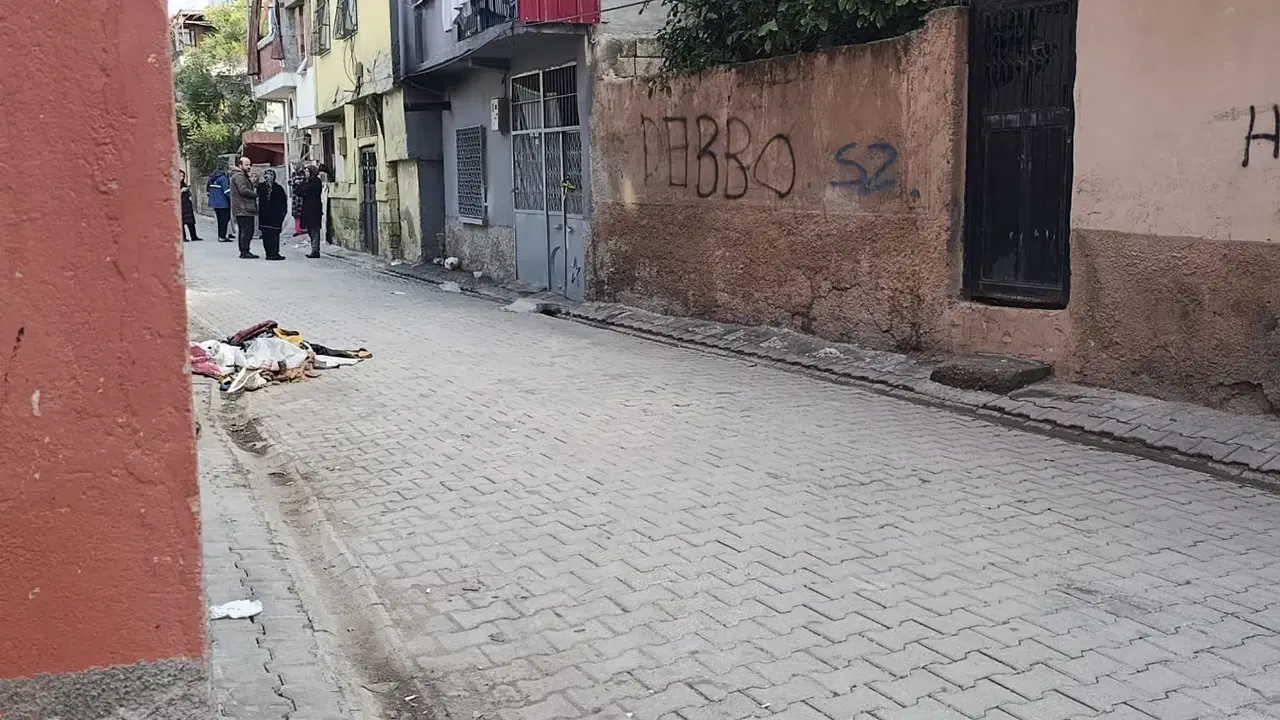 Eşini bıçaklayarak öldürdü, cesedin başında ağlarken yakalandı