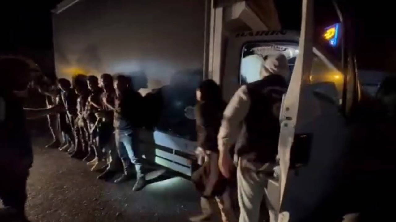 Durdurulan 2 araçtan 38 kaçak göçmen çıktı: 2 tutuklama