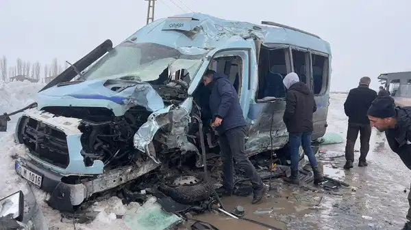 Hakkari'de feci kaza... Halk otobüsü ile minibüs çarpıştı: Çok sayıda yaralı var!