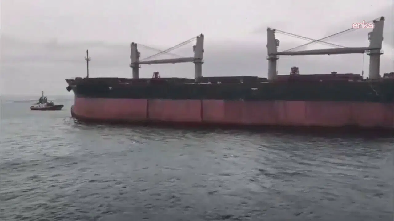 İstanbul Boğazı'nda makine arızası yaşayan gemi, Ahırkapı'ya demirletildi