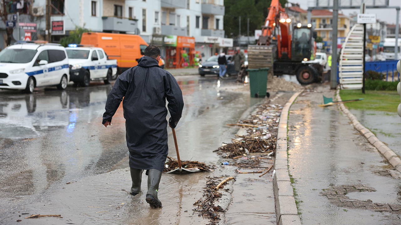 İzmir'de şiddetli sağanak etkisini yitirdi: En fazla yağış Menderes'te ölçüldü