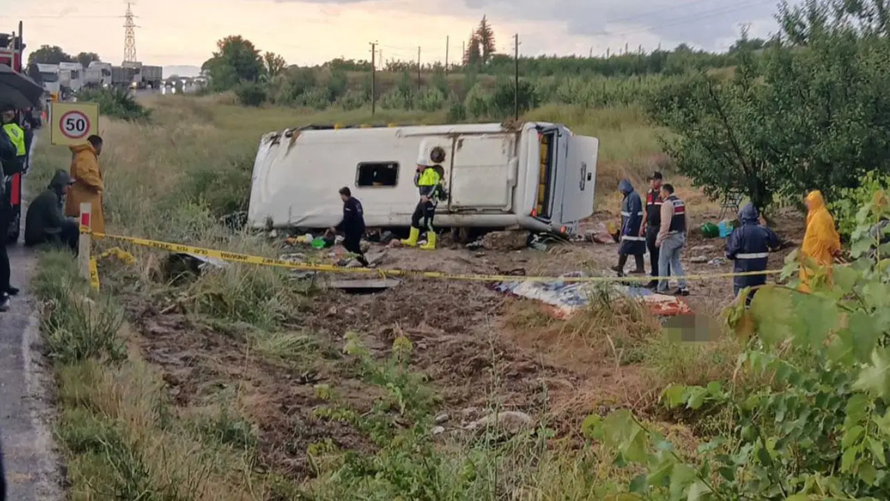 Tur otobüsü faciası! 4 kişi yaşamını yitirdi, 3'ü ağır 15 yaralı