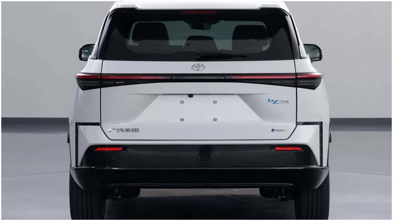 Toyota'dan bir ilk! Sağdan direksiyonlu elektrikli bZ3X 1 milyon 237 bin TL'ye satışa sunuldu...