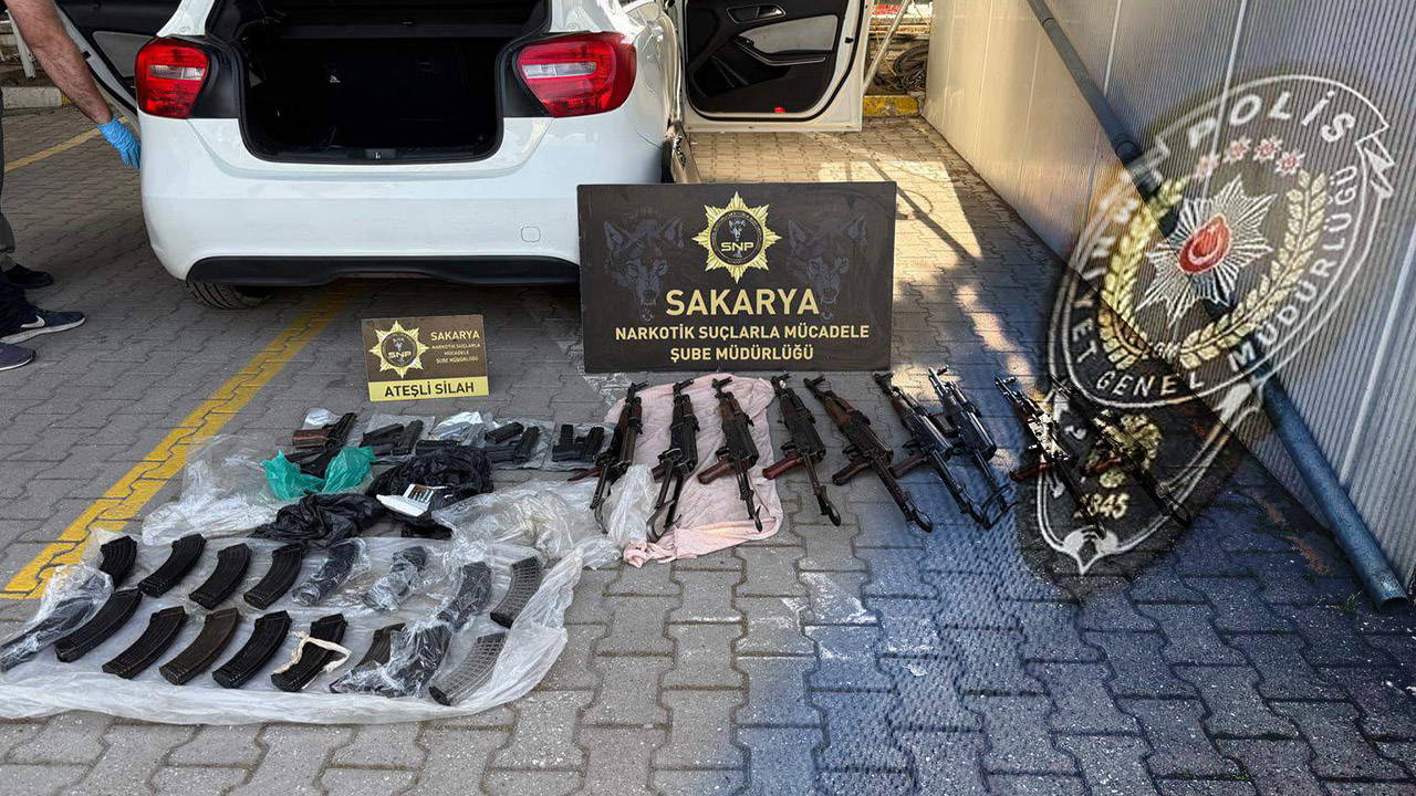 Polis memurunun aracından ruhsatsız tabanca çıktı!
