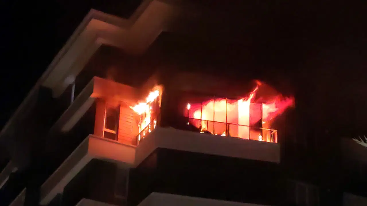 Apartman alevlere teslim oldu: 14 kişi dumandan etkilendi!
