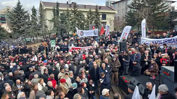 Uğur Mumcu, Ankara Karlı Sokak'taki evinin önünde 'türkülerle' anıldı