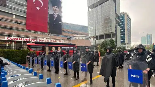 CHP Genel Merkezi önünde dikkat çeken güvenlik önlemi: 9 Eylül Caddesi kapatıldı