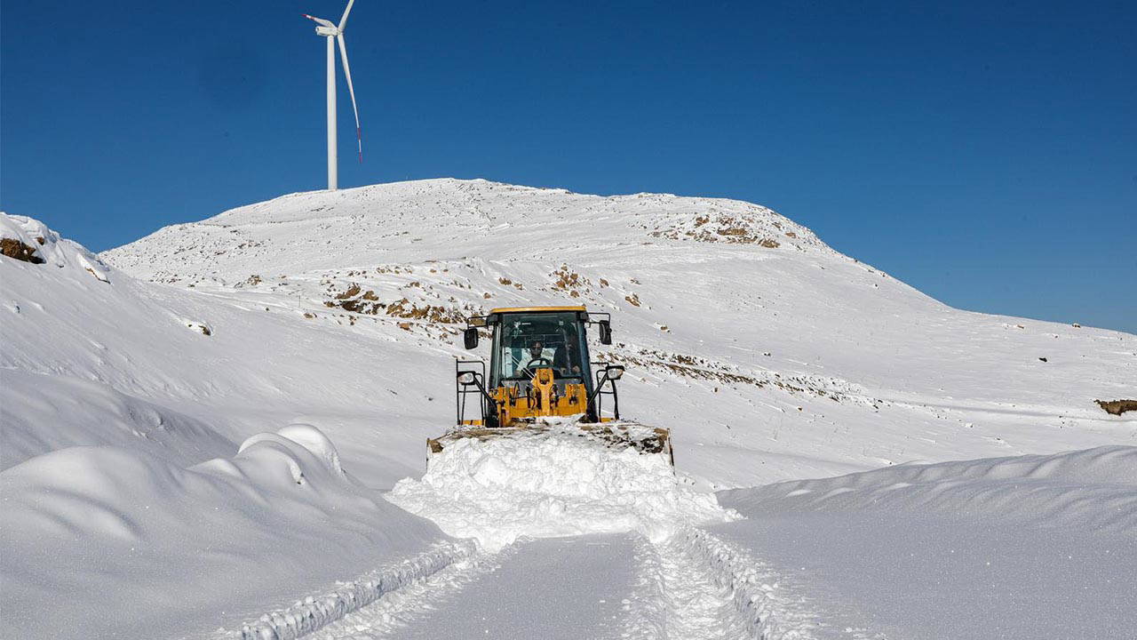Van'da kardan kapanan 90 yerleşim yerinden 78'inin yolu ulaşıma açıldı