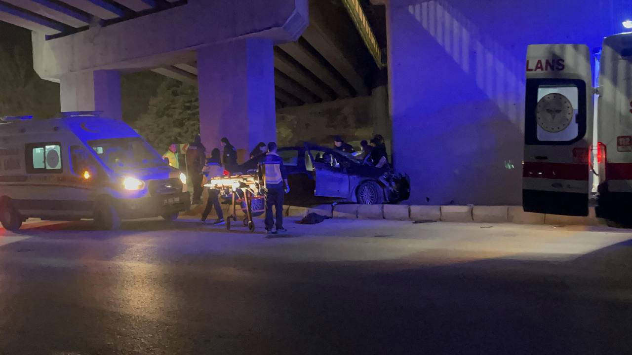Eskişehir'de üst geçidin beton blokuna çarpan araçta korkunç ölüm!
