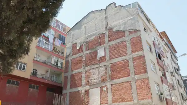 Güngören’de 'riskli' raporu verilen binanın mührünü kırıp içeri girdiler: 'Yıkılabilir'