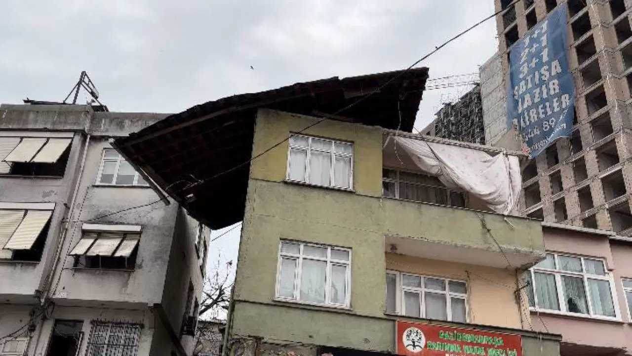 Gaziosmanpaşa'da binanın çatısı uçtu!