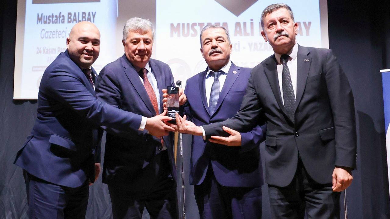 17. Başöğretmen Atatürk Onur Ödülü Mustafa Balbay’a verildi