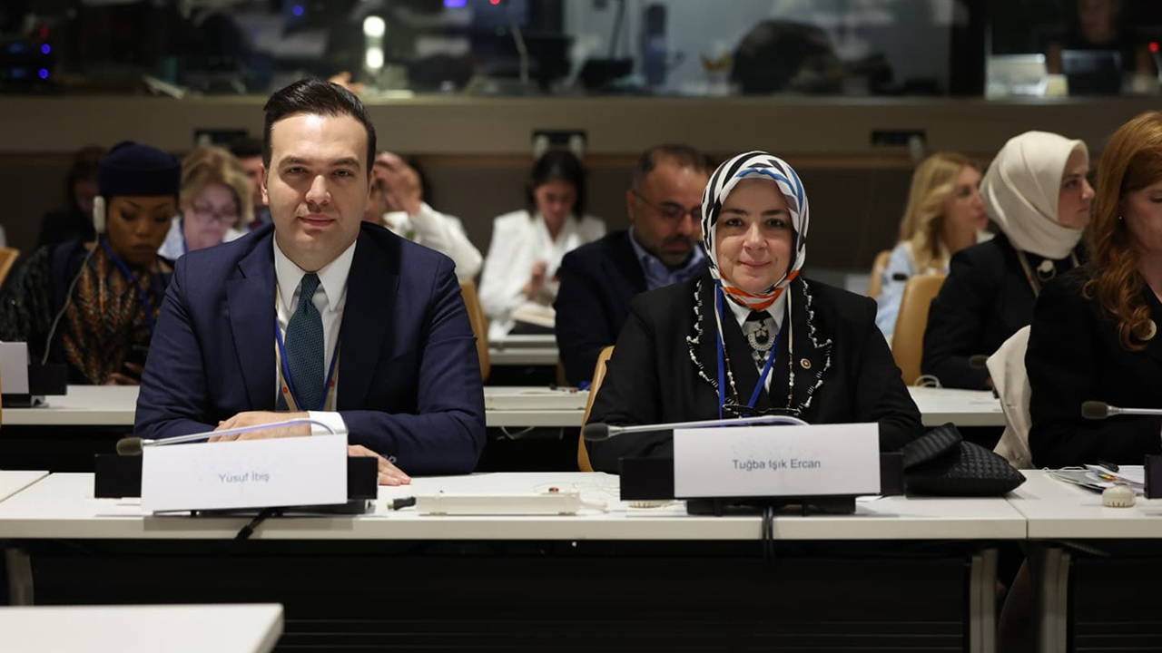 AKP Gençlik ve Kadın Kolları Başkanı New York’ta: 'Kamu kaynaklarıyla mı gittiler?'