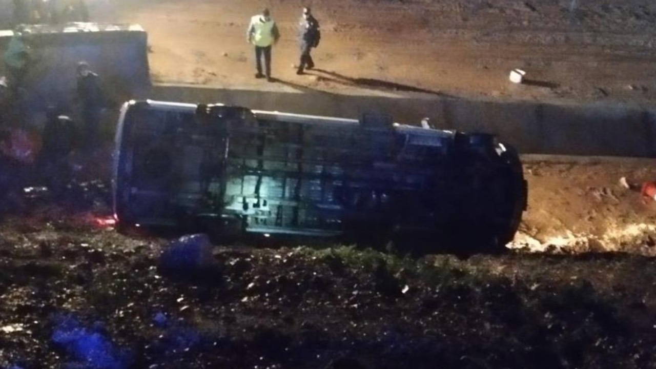 Mersin'de minibüsün uçuruma yuvarlanması sonucu 1'i ağır 13 kişi yaralandı