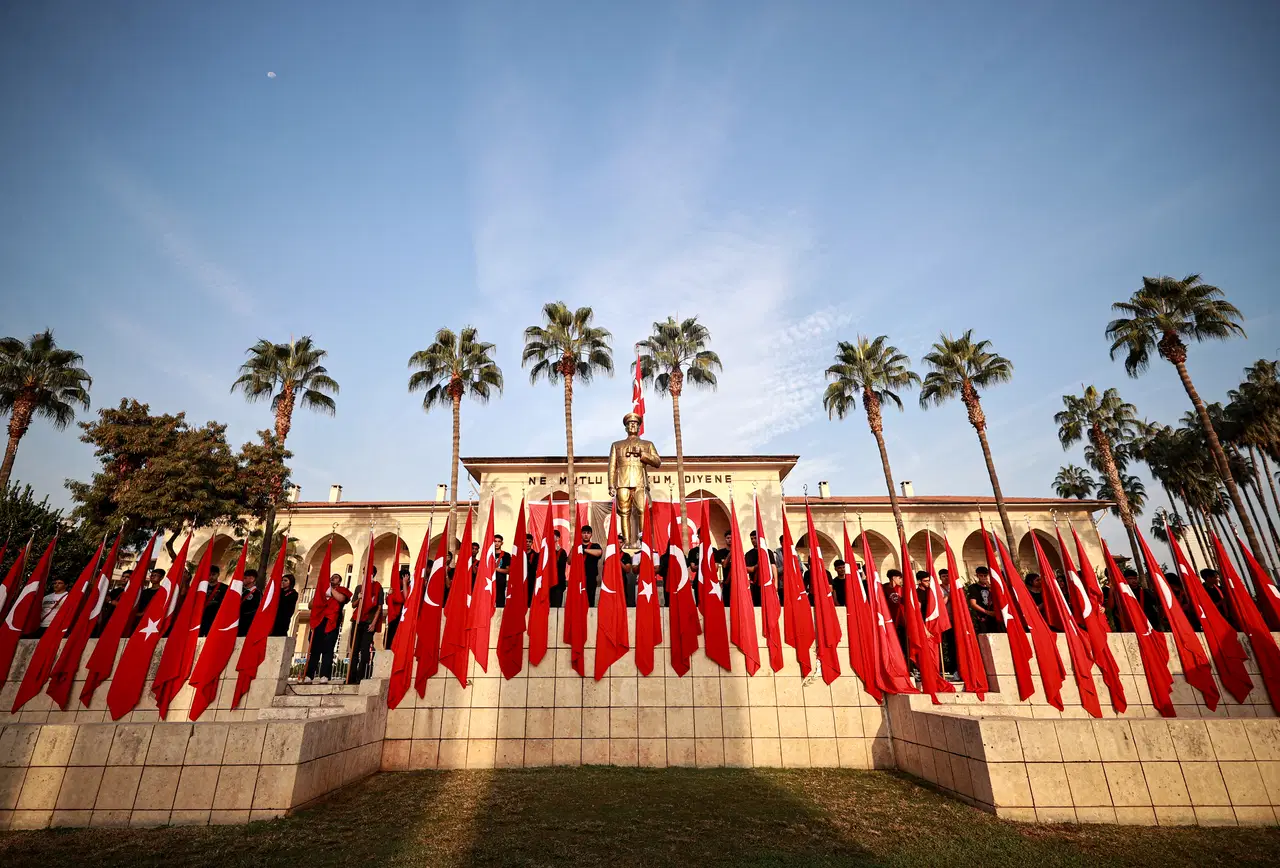 81 ilde saat 9'u 5 geçe hayat durdu... Sonsuz minnet, sonsuz sevgi: Türkiye Ata'sını özlemle andı