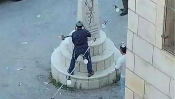 İsrailli aşırı sağcı vekilden Batı Şeria’da provokasyon: Anıtı balyozla parçaladı