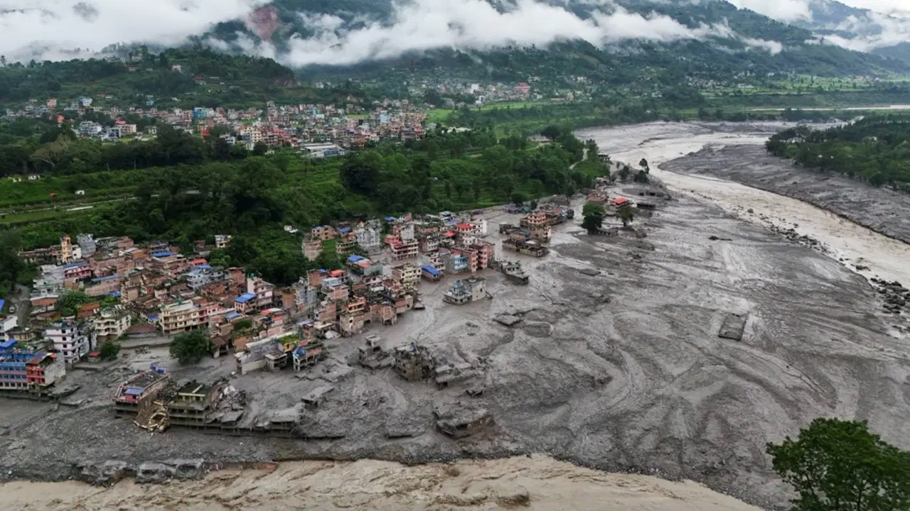 Nepal'deki sel felaketinde son durum: Can kaybı kaça yükseldi, kaç kişi kayıp?