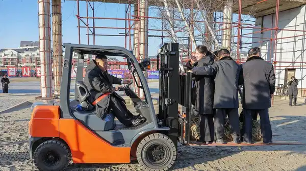 Kim Jong-un’dan sıra dışı tören: Forkliftle kızını havaya kaldırdı