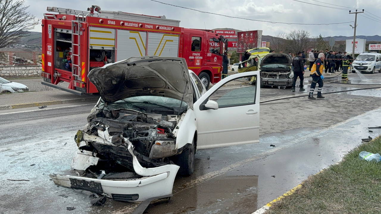 Sivasspor tesisleri önünde kaza: 4'ü futbolcu 6 yaralı