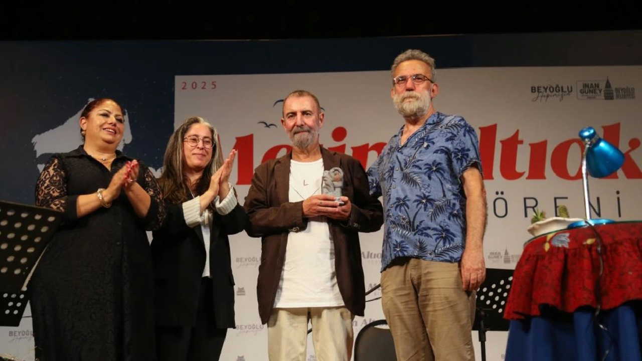 Sivas’ta katledilen şairin adına düzenlenen ödülü Orhan Alkaya aldı: Şiir ve şarkılarla Altıok 