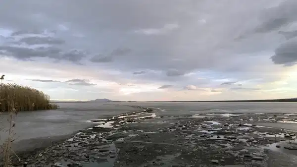 Eksi 15 derece soğuk Eber Gölü’nü dondurdu