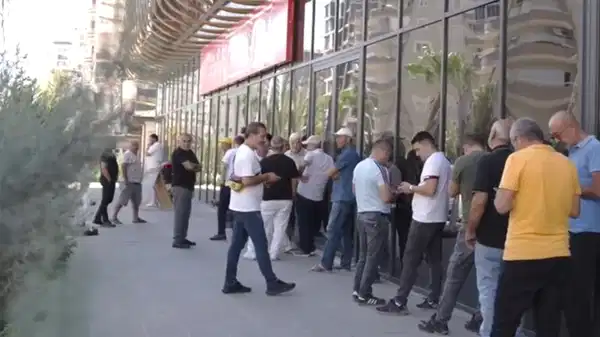 Mezitli Kent Lokantası önünde yurttaşlar kuyrukta: 'Ekonomi iyi olsa kuyruk olur mu?'