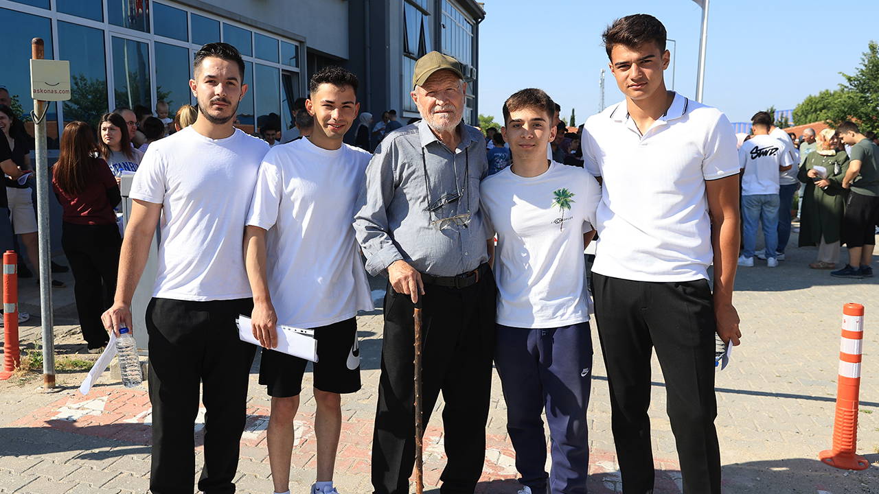 YKS'nin 81 yaşındaki 'en yaşlı' adayı bu yıl 8. kez üniversite sınavına girdi: 'Sağlığım el verdiği sürece girmek istiyorum'