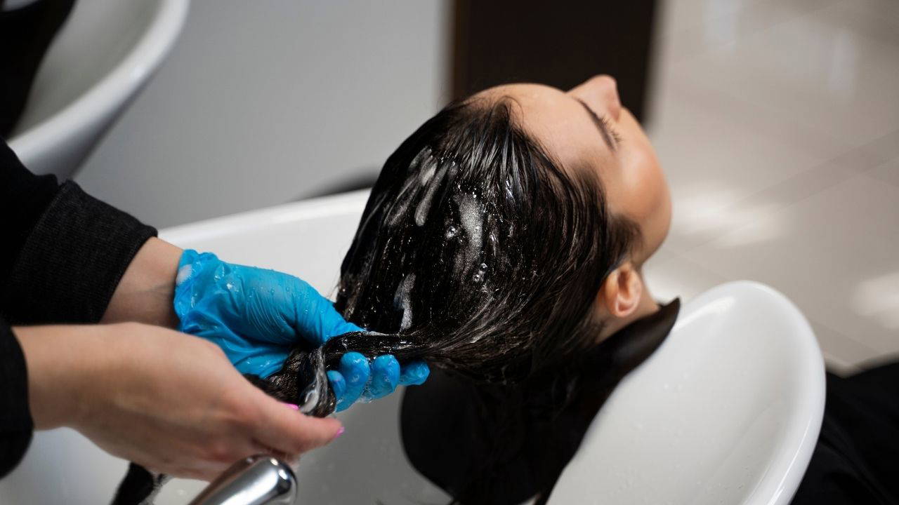 Şampuanlamak tek başına yeterli değil: Sağlıklı uzama için saç derisi peelingi şart
