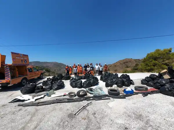 Sarp yamaçlardan 2 ton atık toplandı