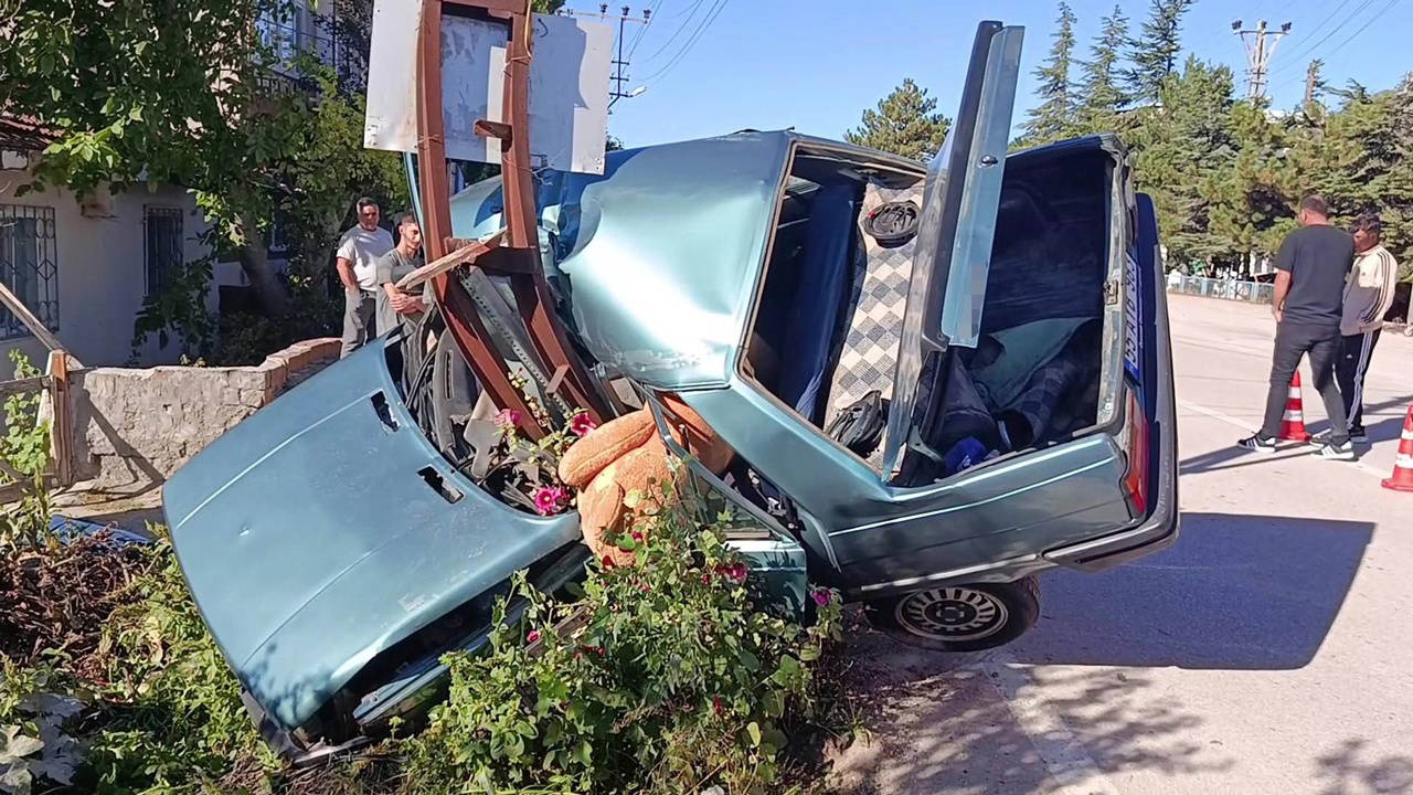 Feci kaza... Direğe çarpan otomobil ikiye ayrıldı: 2 yaralı