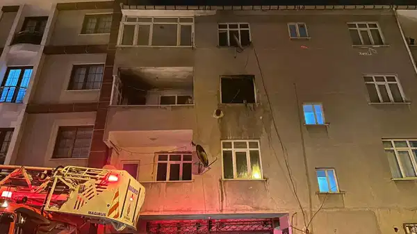 Sancaktepe’de 3 katlı binada yangın: 1 yaralı