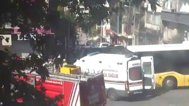 Fatih'te feci kaza: Ambulans devrildi, yaralılar var