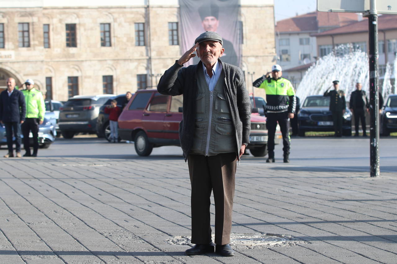 81 ilde saat 9'u 5 geçe hayat durdu... Sonsuz minnet, sonsuz sevgi: Türkiye Ata'sını özlemle andı