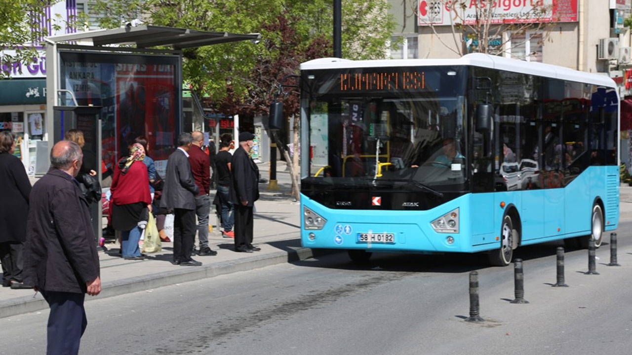 Sivas Belediyesi 'rekor' diyerek paylaştı: 65 yaş kartıyla bir yılda 3 bin 365 kez otobüse bindi
