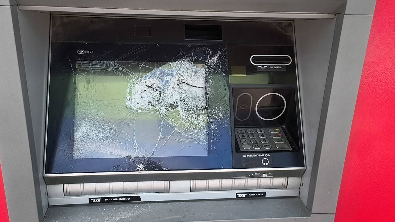 Adana'da ATM'lerin ekran ve tuş bölümlerine zarar verildi