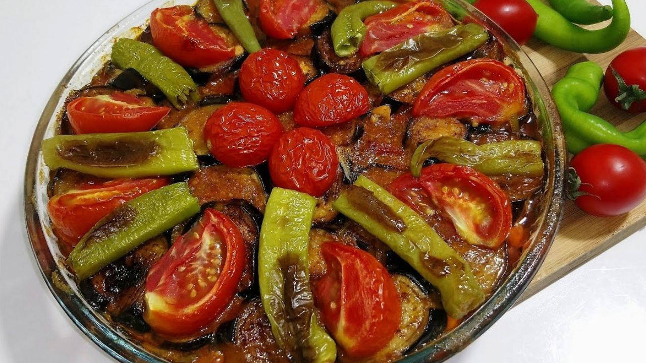 İftara ne pişirsem diyenlere: Fırında tavuklu patlıcan kebabı tarifi