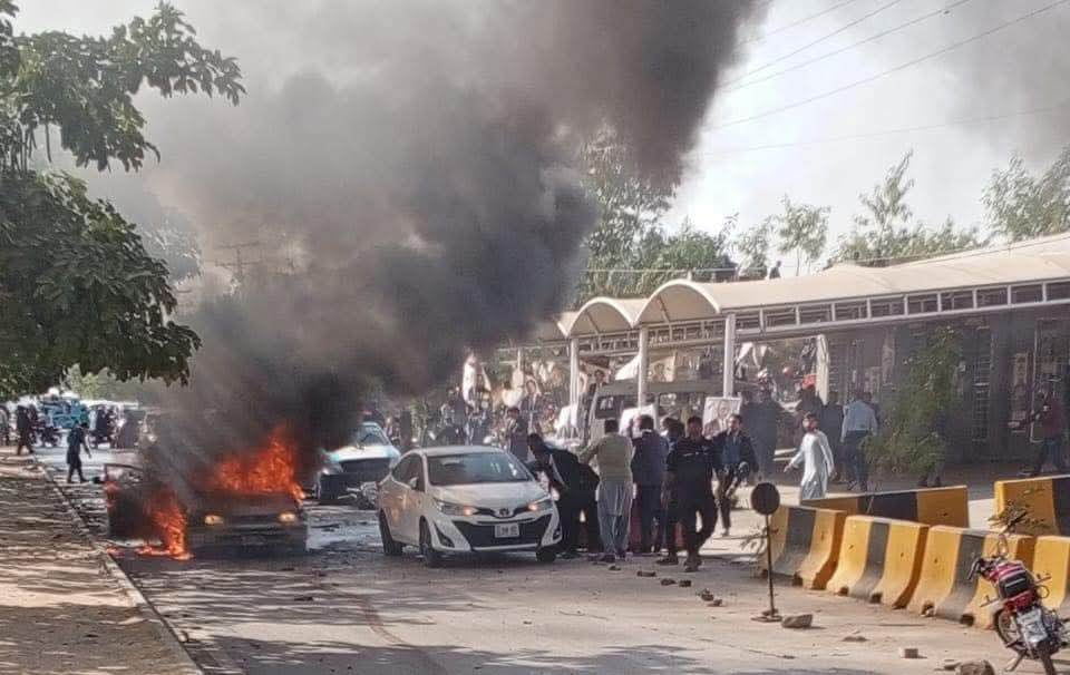 Pakistan’ın kalbinde intihar saldırısı: Adliye önü cehenneme döndü