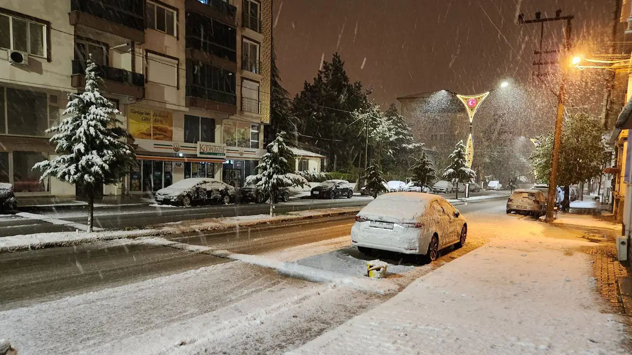 Afyonkarahisar'da 11 ilçede eğitime 'kar' engeli: Ulaşımda aksamalar yaşandı