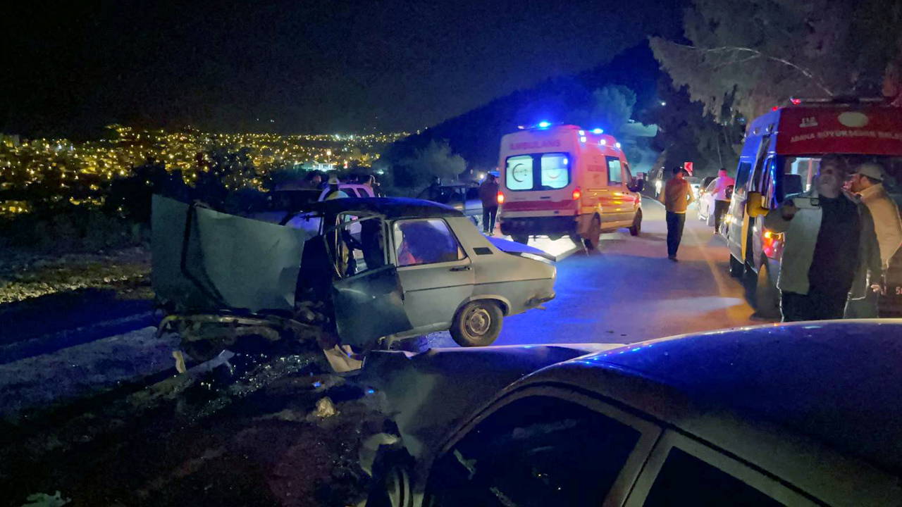 Adana'da iki otomobil kafa kafaya çarpıştı: Çok sayıda yaralı!