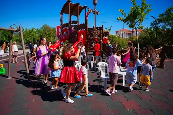 Çeşme’de yenilenen parklarda yaz boyu şenlik var