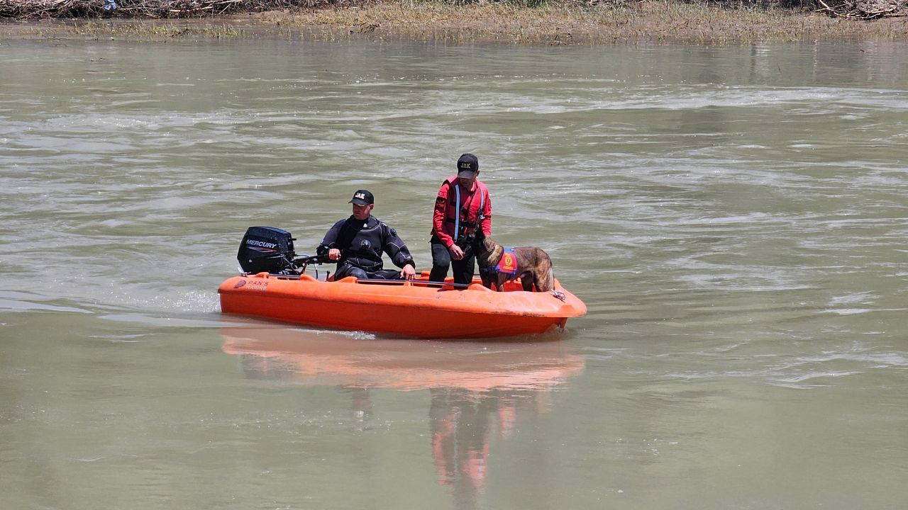 Fotoğraf çektirirken nehre düşmüşlerdi... Kelkit Çayı'nda ka