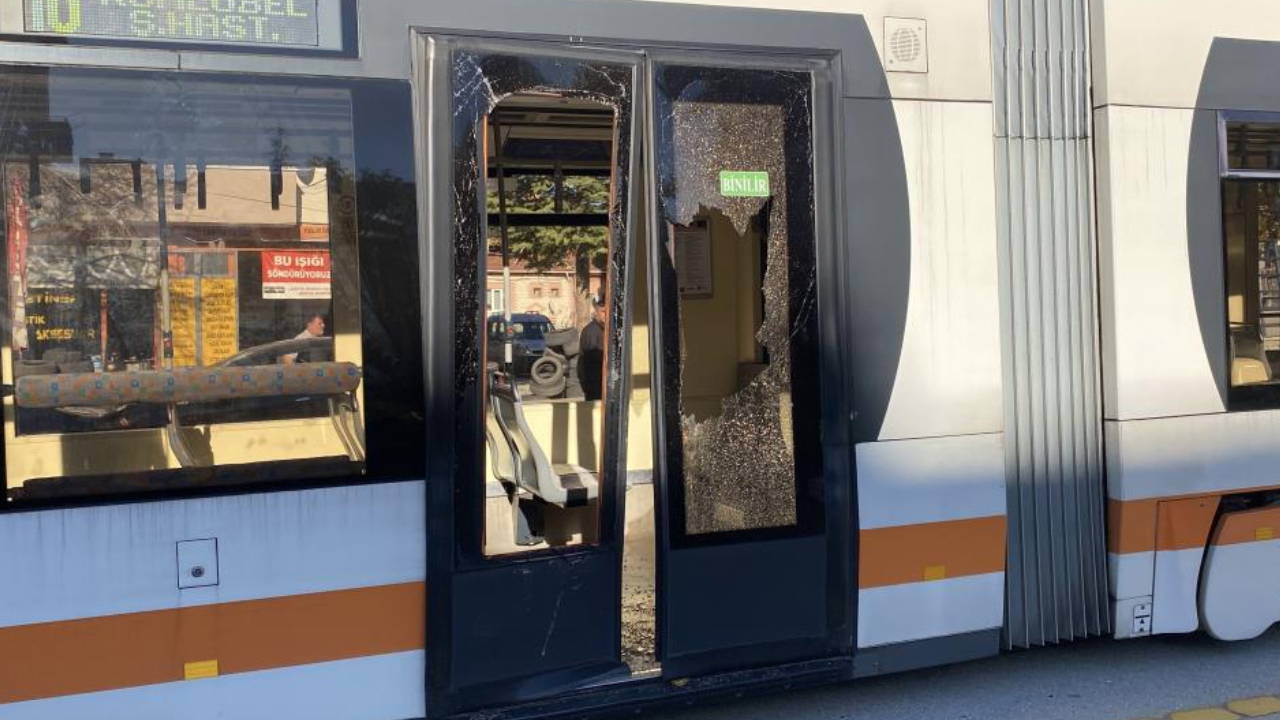Açık bırakılan servis kapısına tramvay çarptı: Yaralılar var!