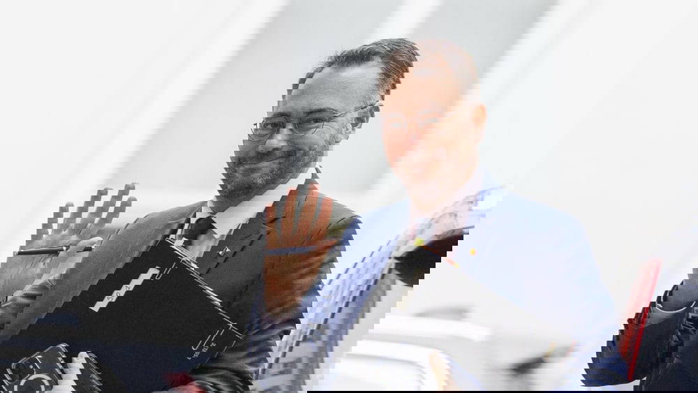 Belçikalı bakanın uçağı peş peşe arızalandı: Acil iniş yaptı